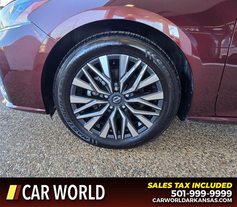 Nissan Altima Vehicle Full-screen Gallery Image 6