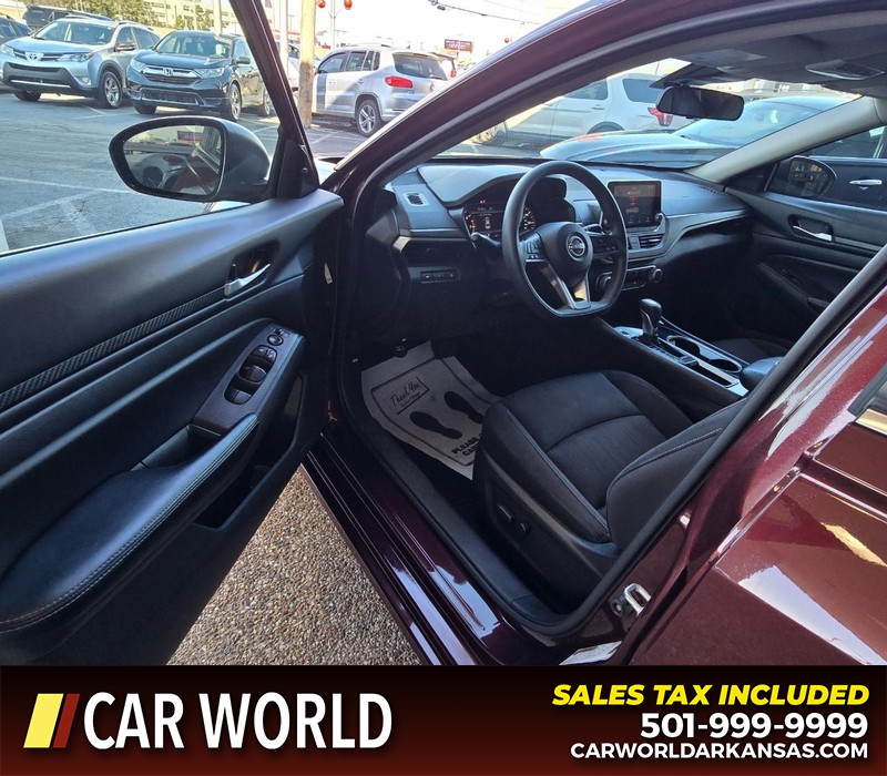 Nissan Altima Vehicle Full-screen Gallery Image 7