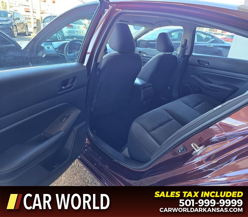 Nissan Altima Vehicle Full-screen Gallery Image 9