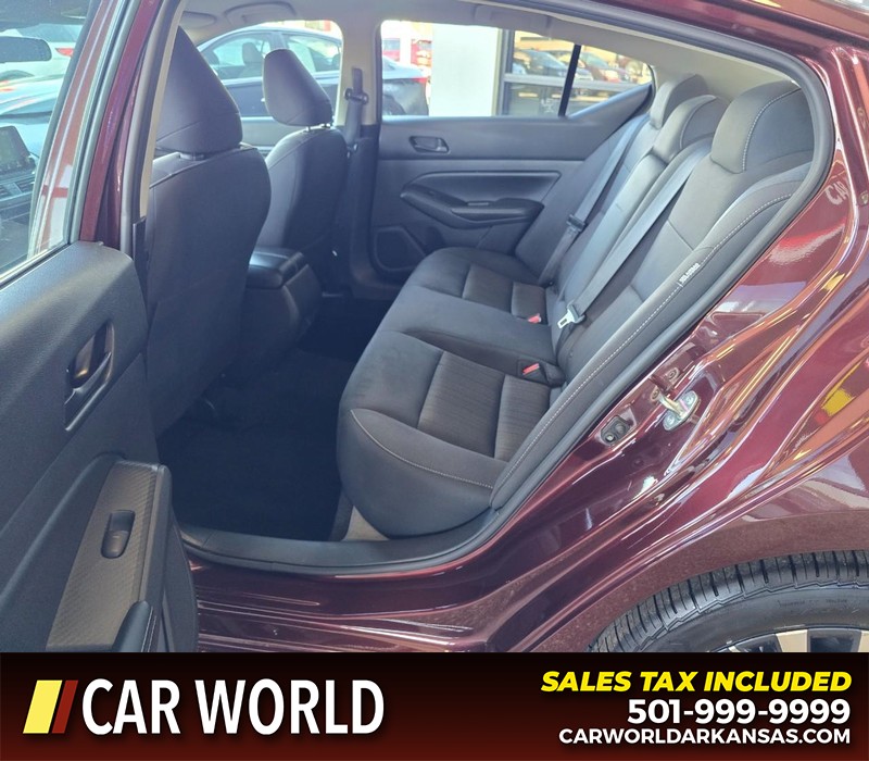 Nissan Altima Vehicle Full-screen Gallery Image 10