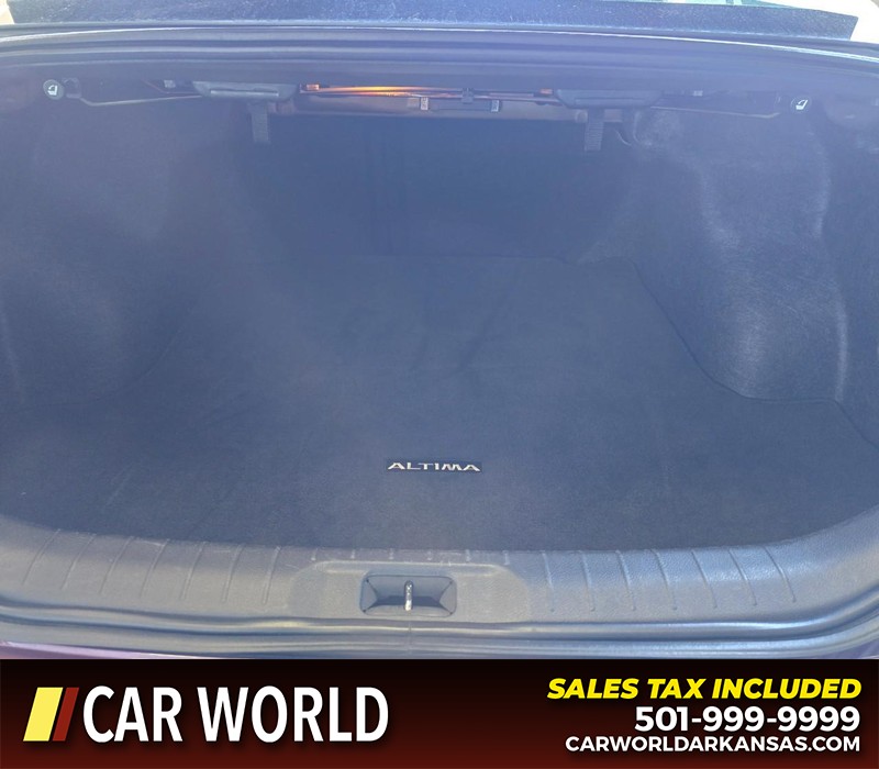 Nissan Altima Vehicle Full-screen Gallery Image 13