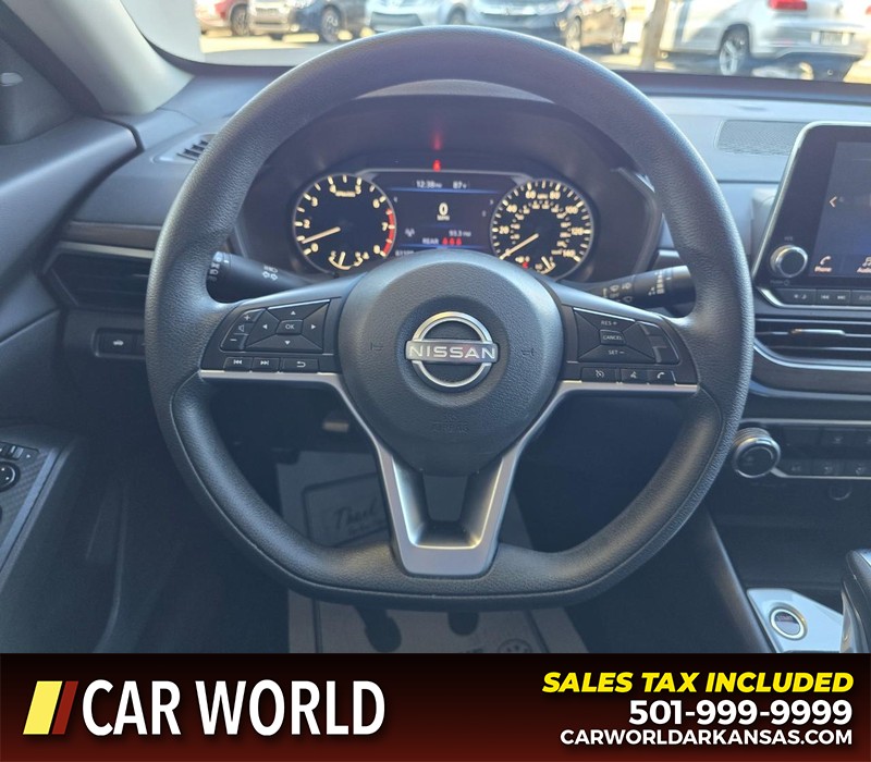 Nissan Altima Vehicle Full-screen Gallery Image 15