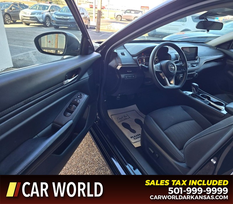 Nissan Altima Vehicle Full-screen Gallery Image 8