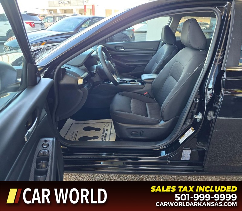 Nissan Altima Vehicle Full-screen Gallery Image 9