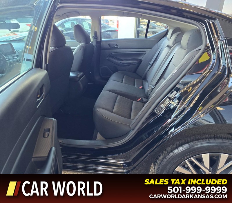 Nissan Altima Vehicle Full-screen Gallery Image 11