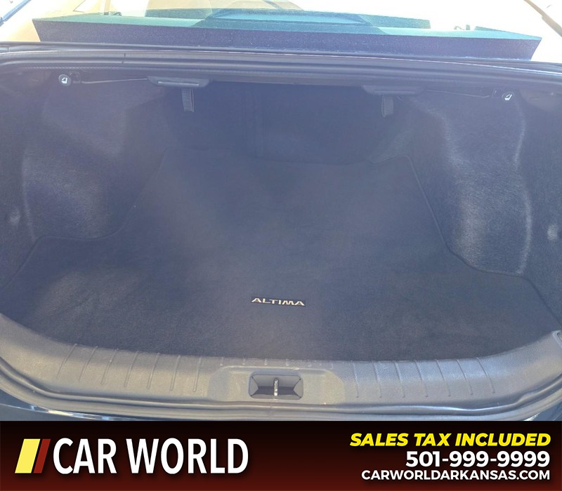 Nissan Altima Vehicle Full-screen Gallery Image 14