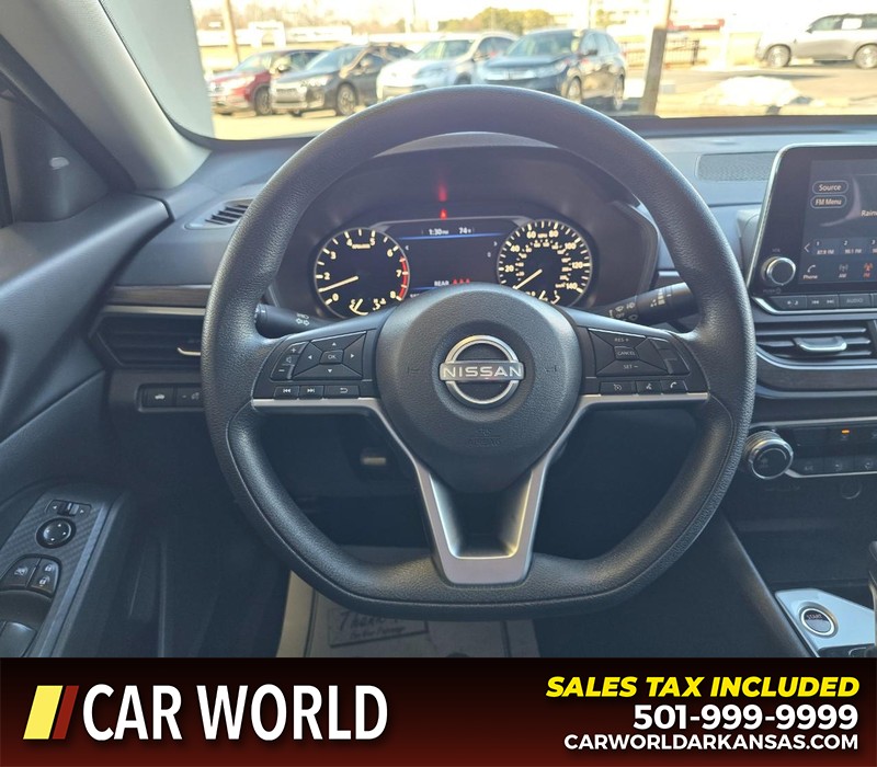 Nissan Altima Vehicle Full-screen Gallery Image 17