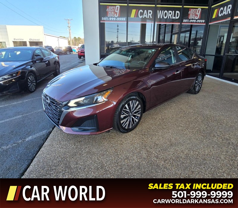 Nissan Altima Vehicle Full-screen Gallery Image 3