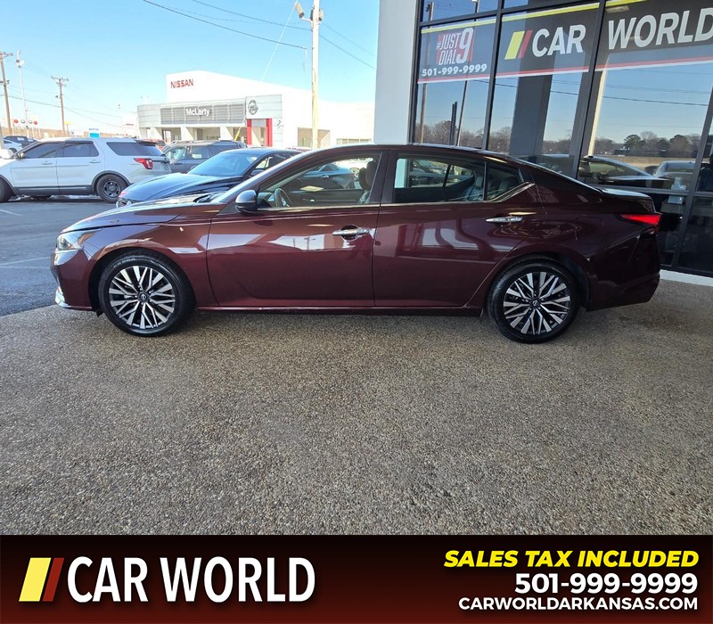 Nissan Altima Vehicle Full-screen Gallery Image 4