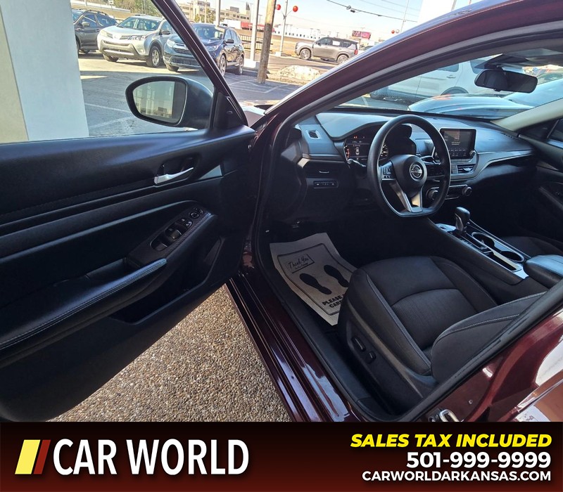 Nissan Altima Vehicle Full-screen Gallery Image 8