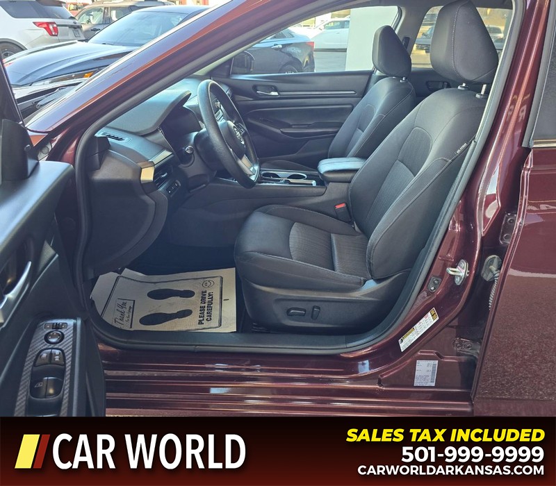 Nissan Altima Vehicle Full-screen Gallery Image 9