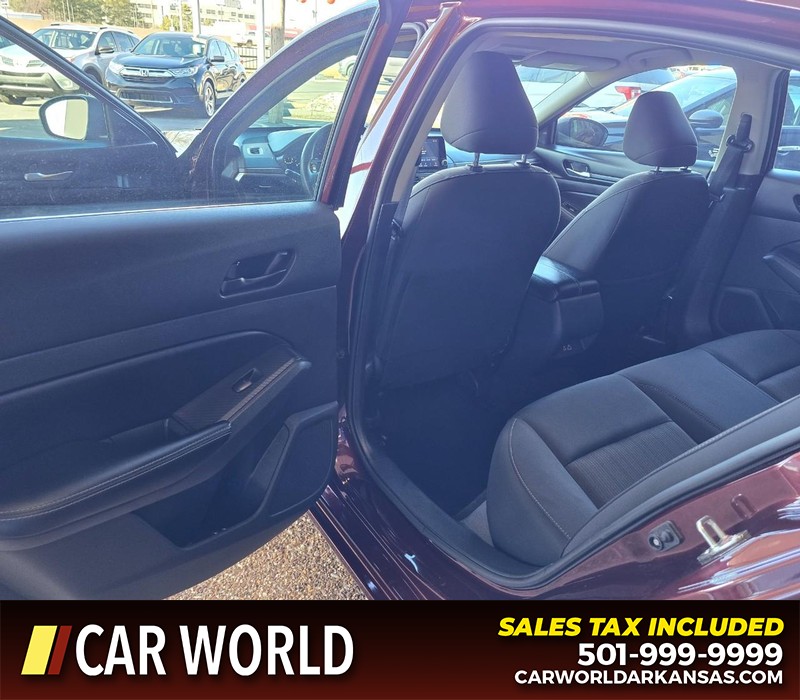 Nissan Altima Vehicle Full-screen Gallery Image 10