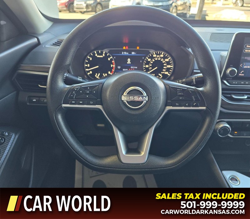 Nissan Altima Vehicle Full-screen Gallery Image 16