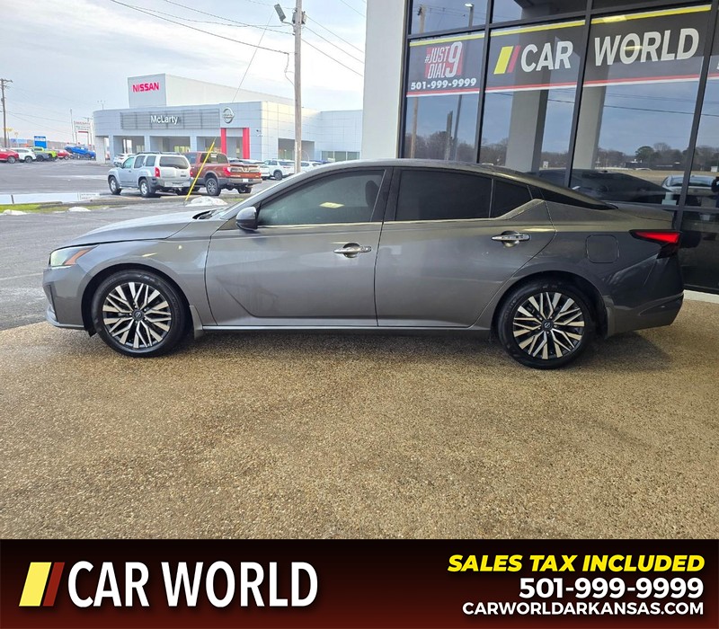 Nissan Altima Vehicle Full-screen Gallery Image 4