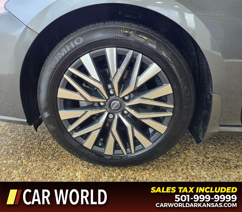 Nissan Altima Vehicle Full-screen Gallery Image 6