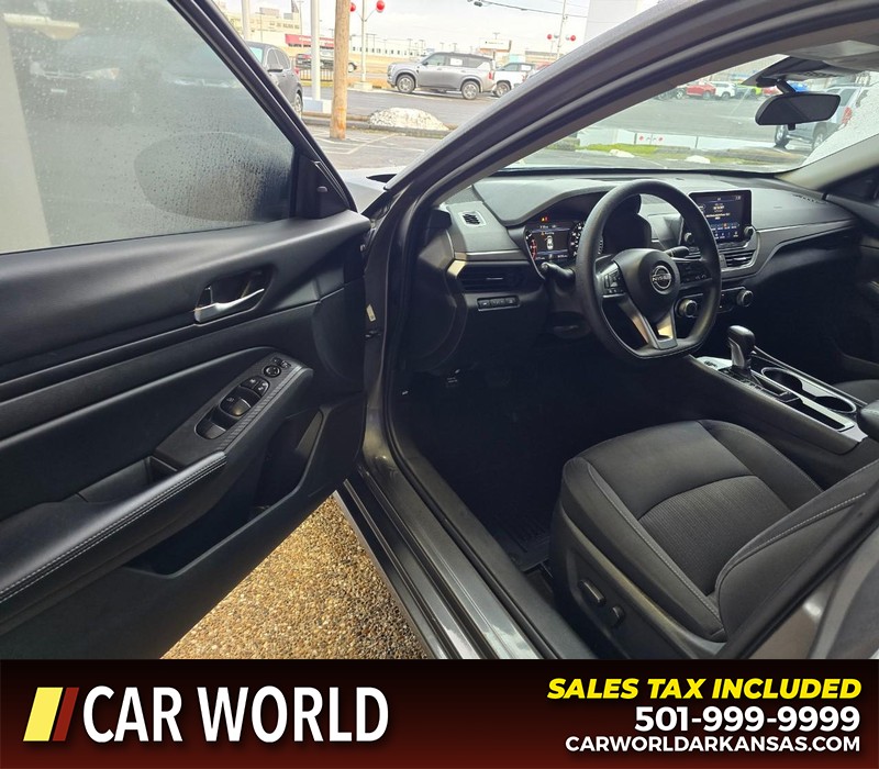 Nissan Altima Vehicle Full-screen Gallery Image 7