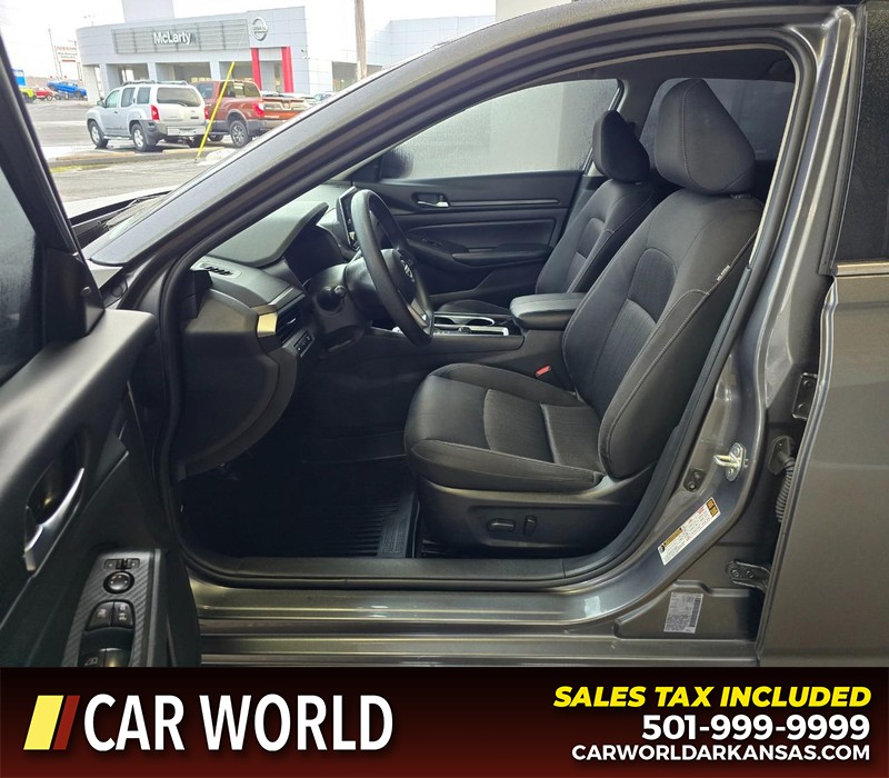 Nissan Altima Vehicle Full-screen Gallery Image 8