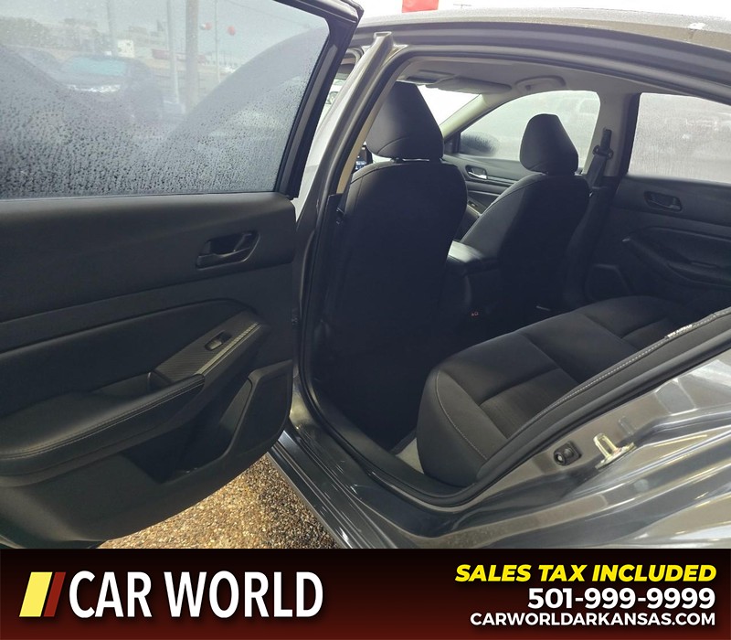 Nissan Altima Vehicle Full-screen Gallery Image 9