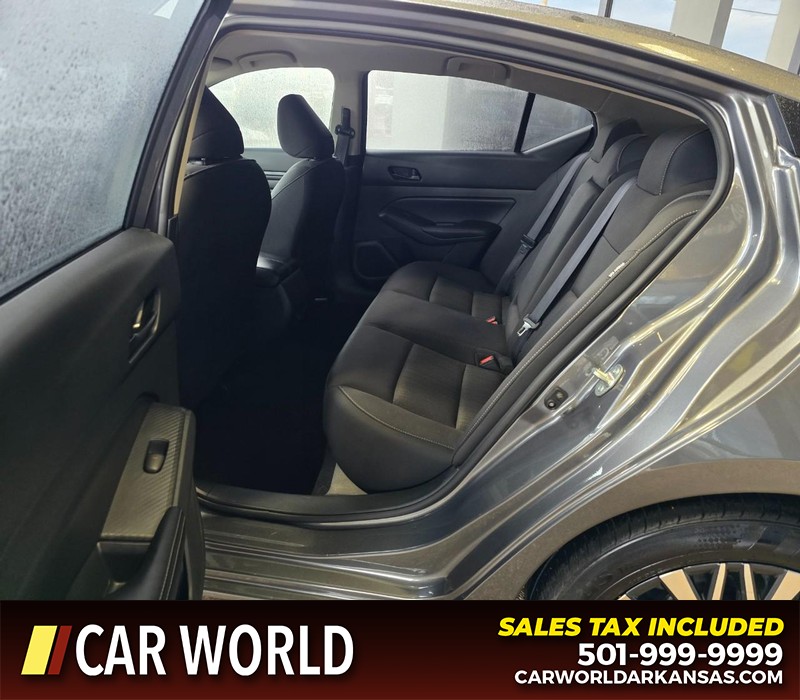 Nissan Altima Vehicle Full-screen Gallery Image 10