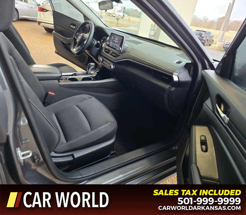 Nissan Altima Vehicle Full-screen Gallery Image 11