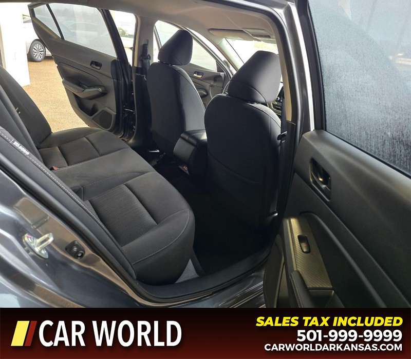 Nissan Altima Vehicle Full-screen Gallery Image 12