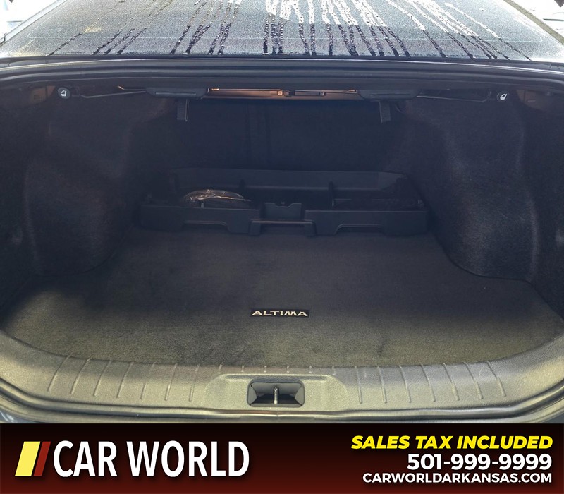 Nissan Altima Vehicle Full-screen Gallery Image 13