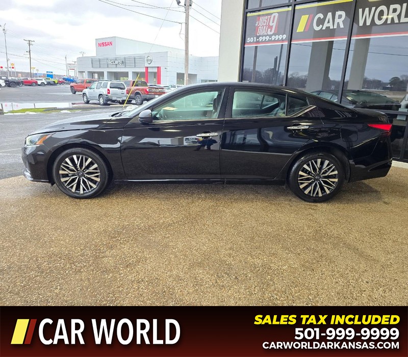 Nissan Altima Vehicle Full-screen Gallery Image 4