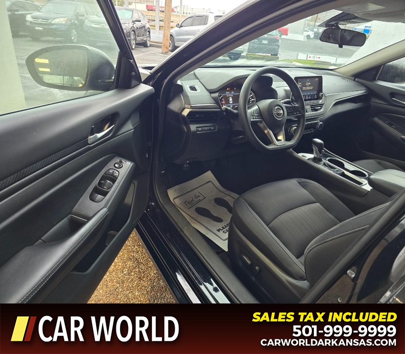 Nissan Altima Vehicle Full-screen Gallery Image 7