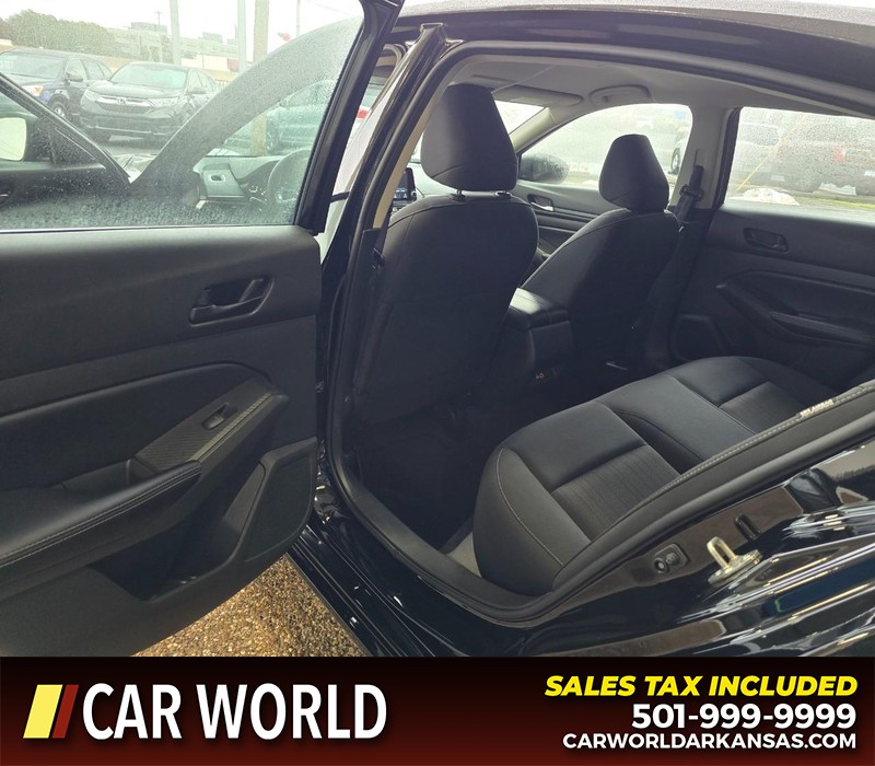 Nissan Altima Vehicle Full-screen Gallery Image 9