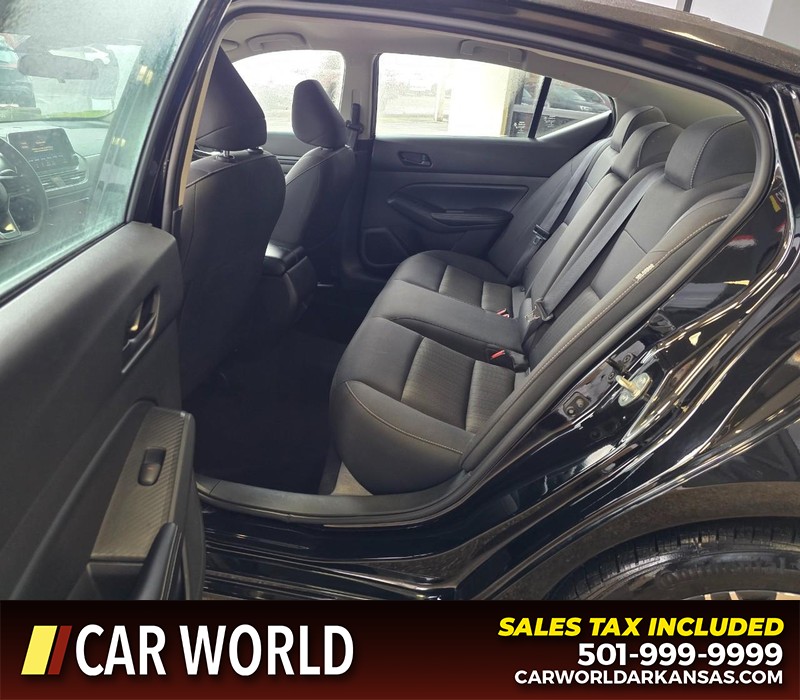 Nissan Altima Vehicle Full-screen Gallery Image 10