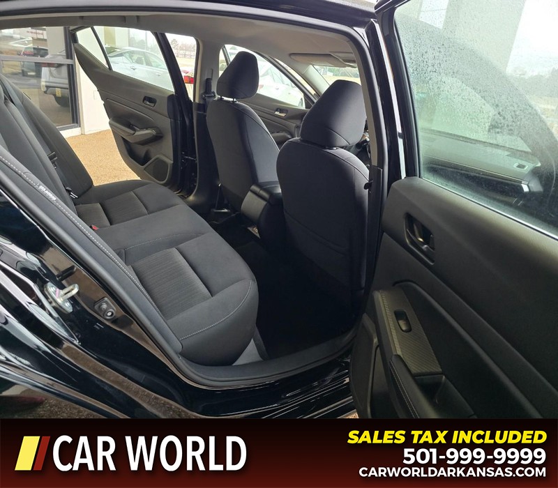 Nissan Altima Vehicle Full-screen Gallery Image 12