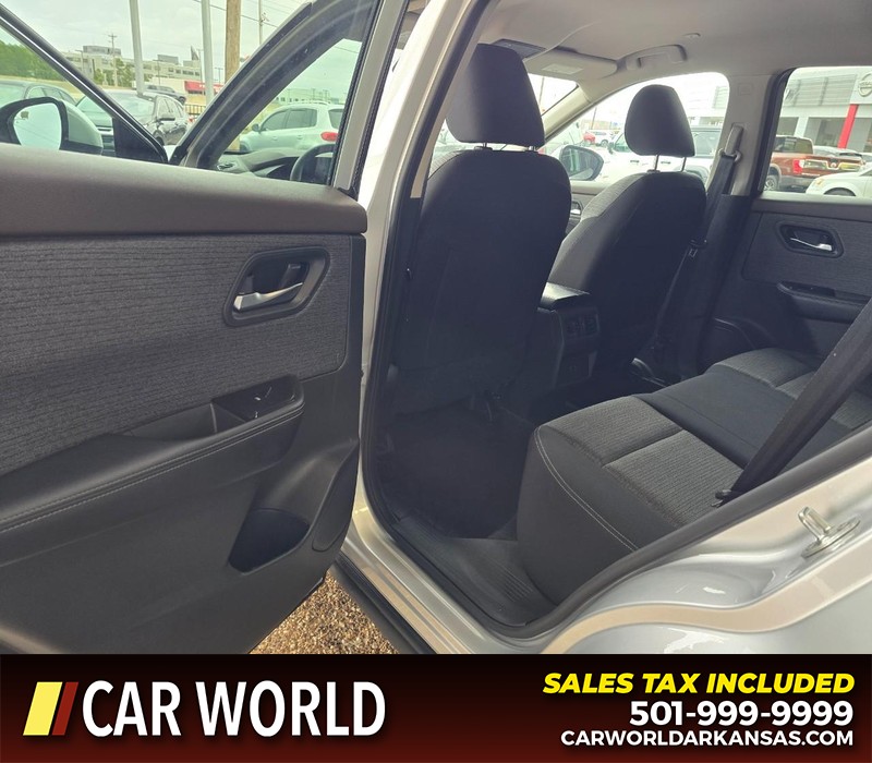 Nissan Rogue Vehicle Full-screen Gallery Image 9