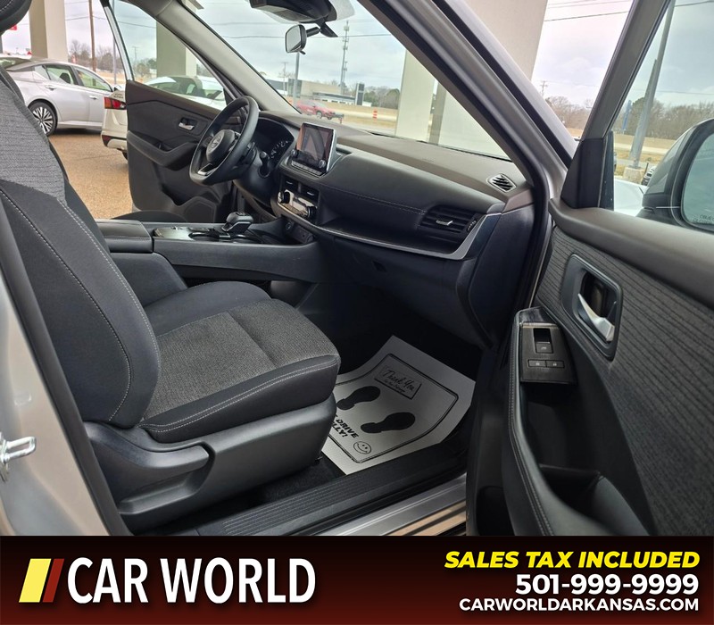 Nissan Rogue Vehicle Full-screen Gallery Image 11