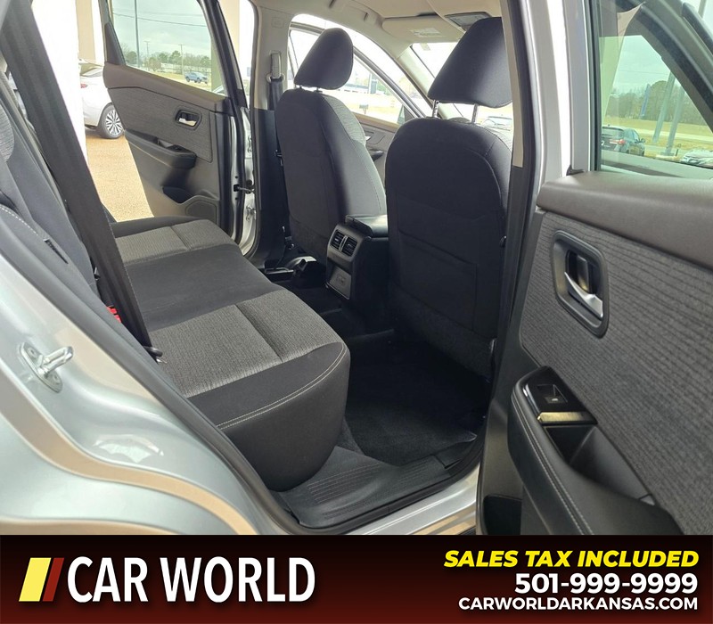 Nissan Rogue Vehicle Full-screen Gallery Image 12