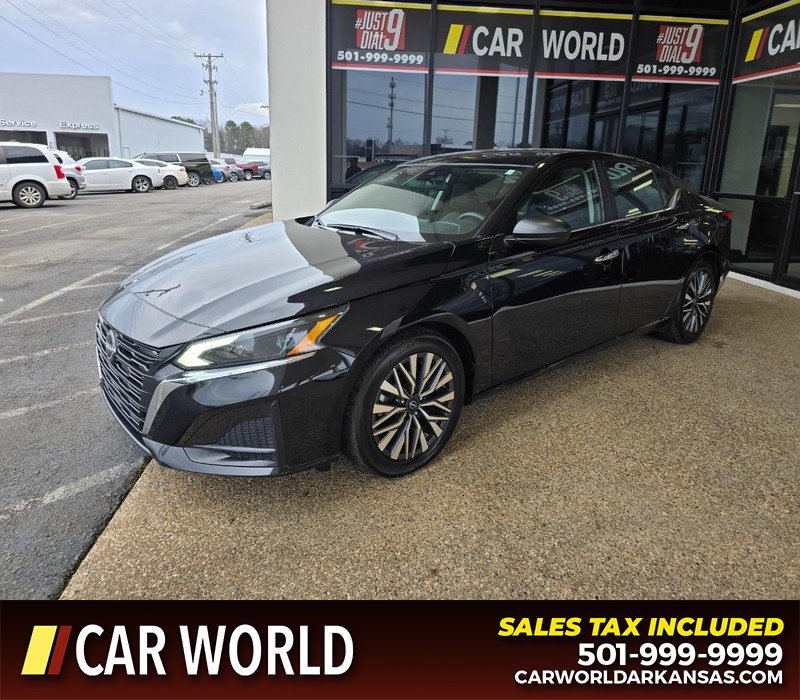 Nissan Altima Vehicle Full-screen Gallery Image 3