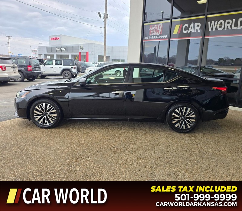 Nissan Altima Vehicle Full-screen Gallery Image 4