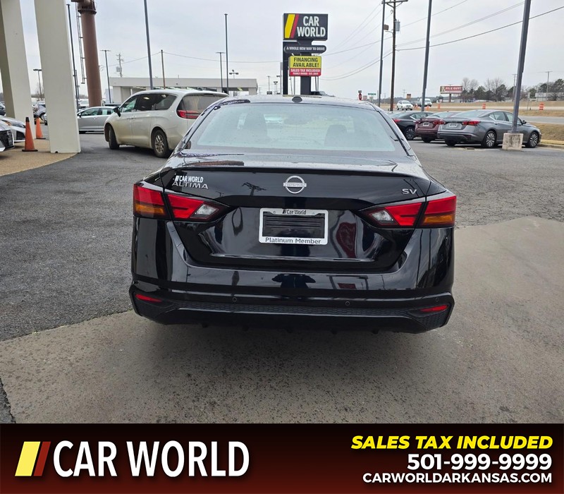 Nissan Altima Vehicle Full-screen Gallery Image 5