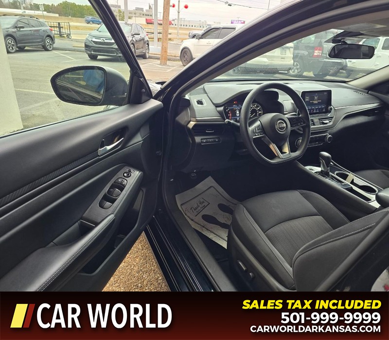 Nissan Altima Vehicle Full-screen Gallery Image 7