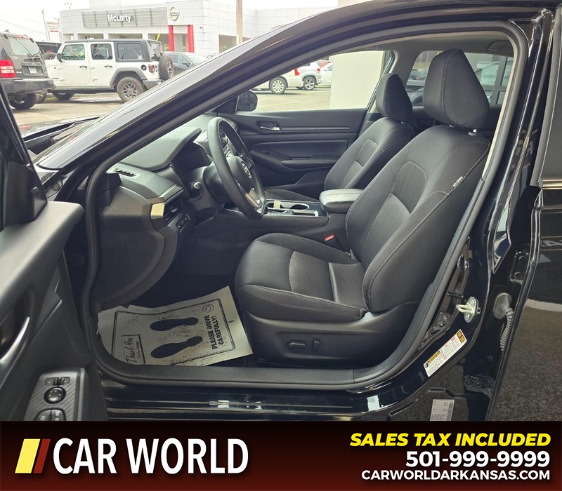 Nissan Altima Vehicle Full-screen Gallery Image 8