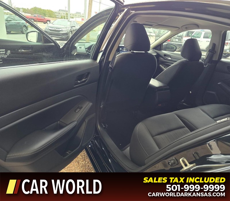 Nissan Altima Vehicle Full-screen Gallery Image 9