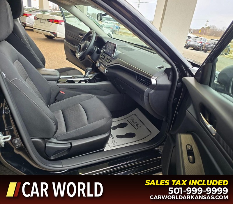 Nissan Altima Vehicle Full-screen Gallery Image 11