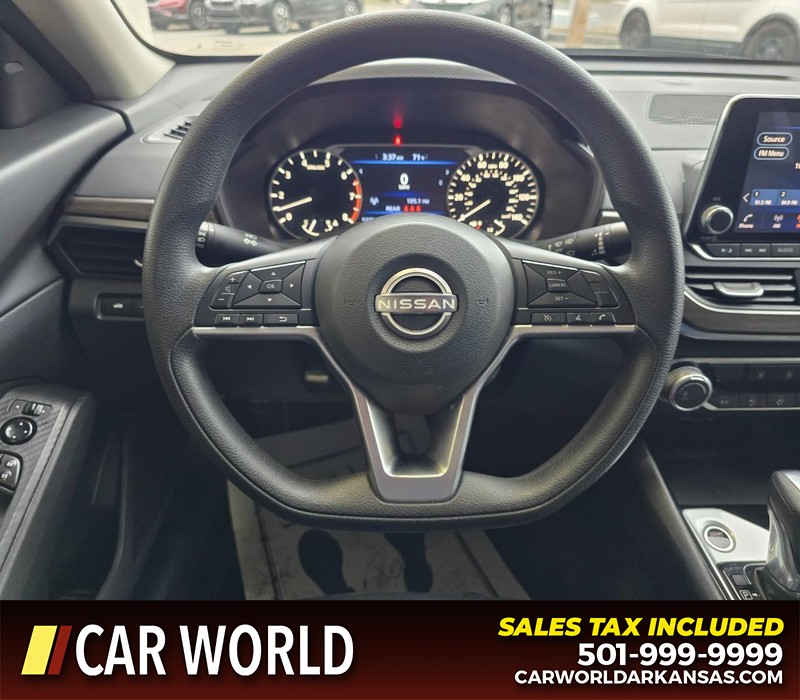 Nissan Altima Vehicle Full-screen Gallery Image 15