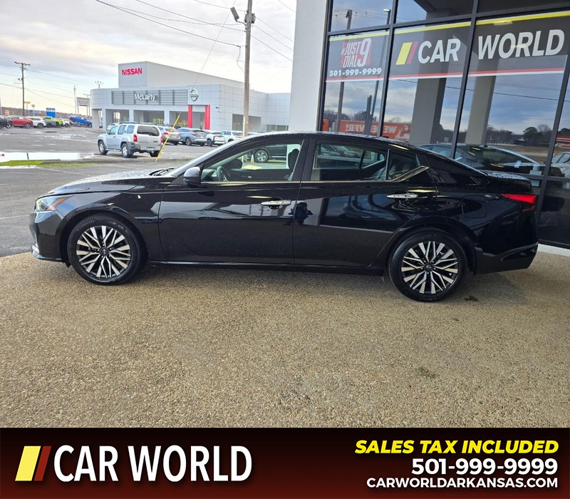 Nissan Altima Vehicle Full-screen Gallery Image 4