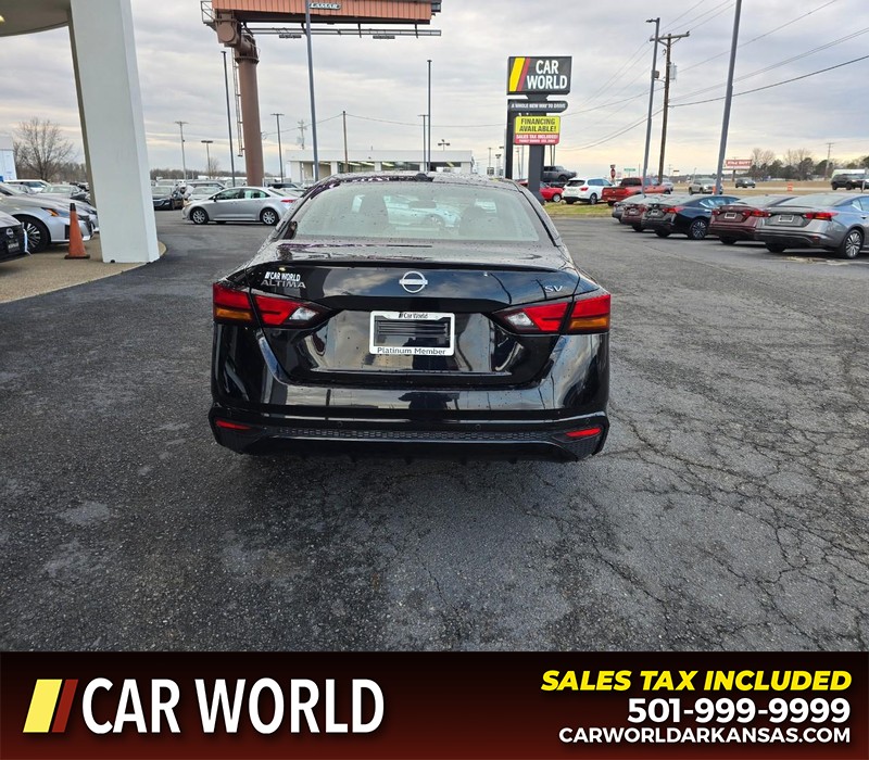 Nissan Altima Vehicle Full-screen Gallery Image 5