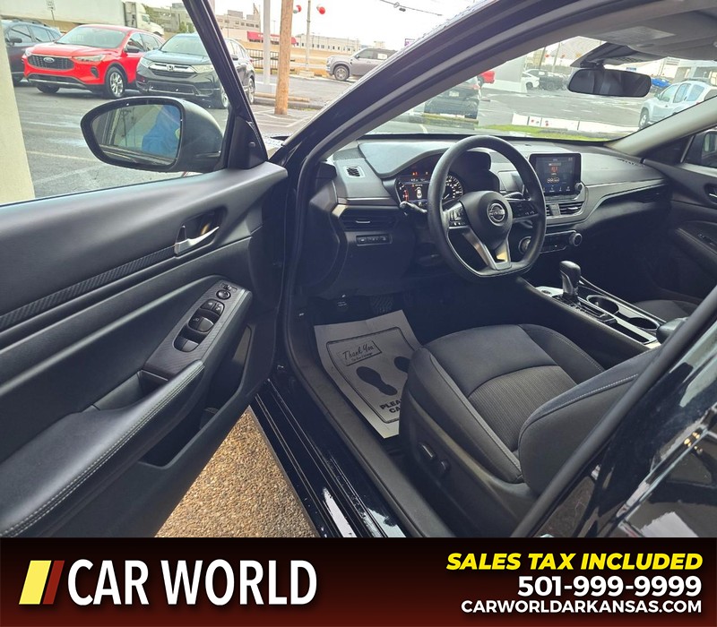 Nissan Altima Vehicle Full-screen Gallery Image 7