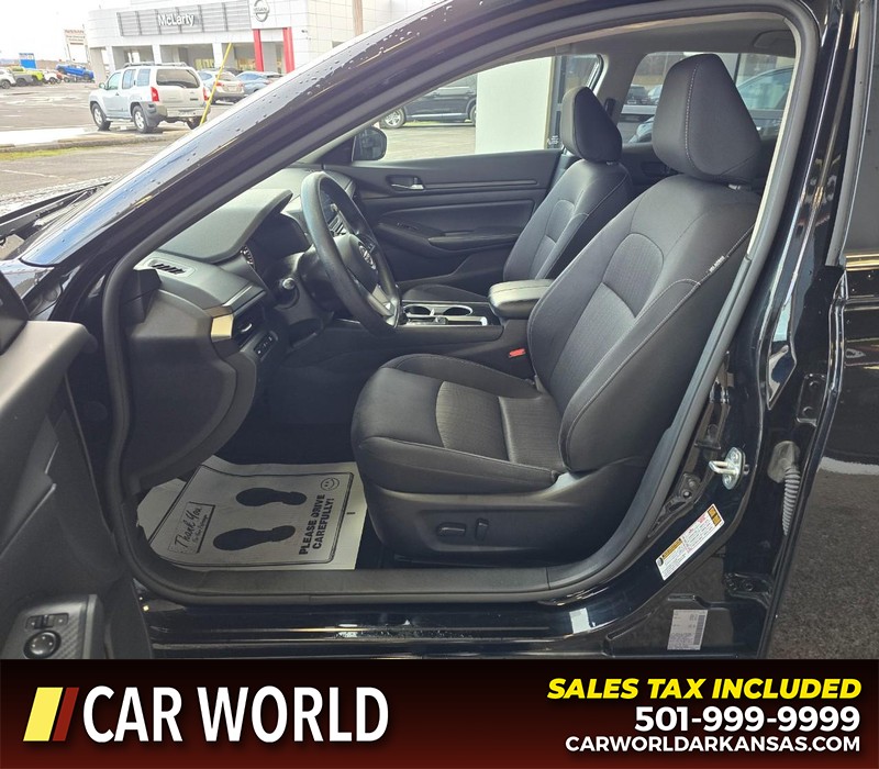 Nissan Altima Vehicle Full-screen Gallery Image 8