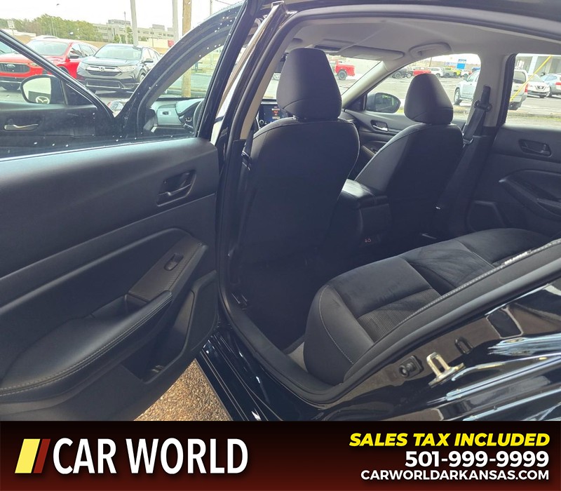 Nissan Altima Vehicle Full-screen Gallery Image 9