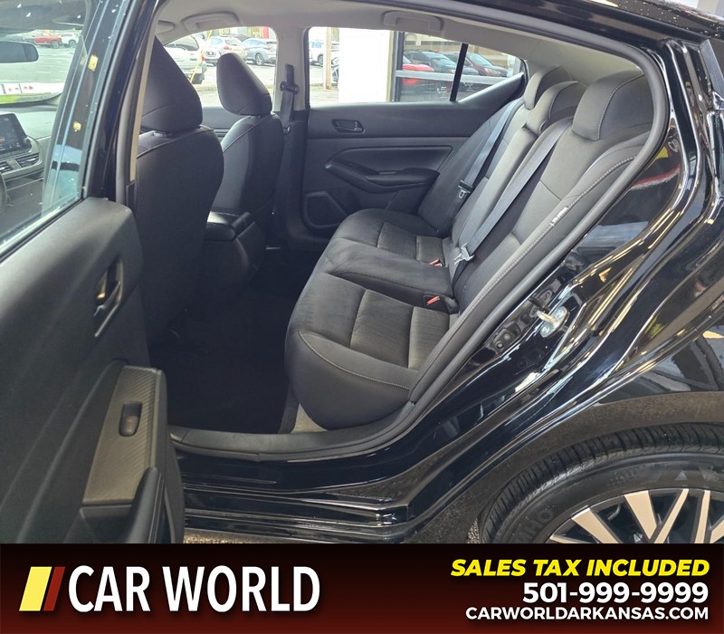 Nissan Altima Vehicle Full-screen Gallery Image 10