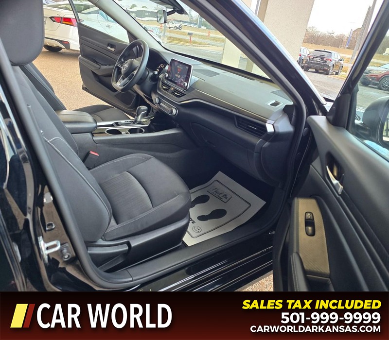 Nissan Altima Vehicle Full-screen Gallery Image 11