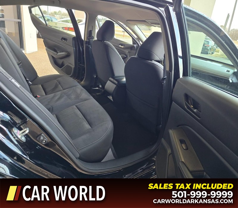 Nissan Altima Vehicle Full-screen Gallery Image 12